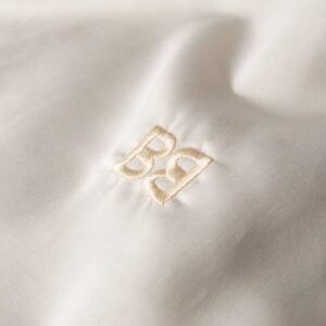 Posteľné obliečky z mako saténu pre dokonalý komfort spánku - béžovo-strieborná